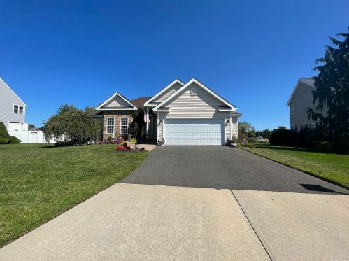 3 Clover Meadow Ct, Holtsville, NY