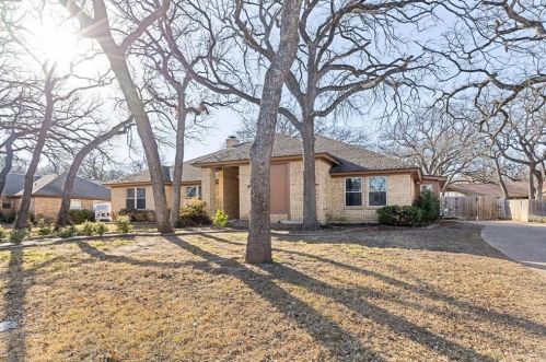 1816 Crooked Ln, Fort Worth, TX 76112