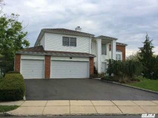 173 Country Club Dr, Commack, NY 11725