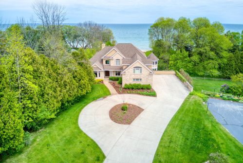 1489 Lakeshore Dr, Cleveland, WI 53015