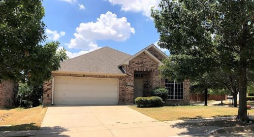 720 Red Elm Ln, Fort Worth, TX 76131