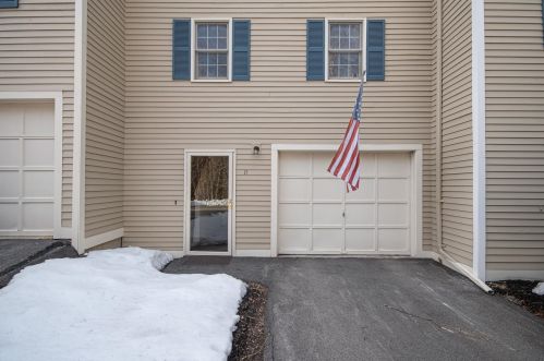 17 Fords Landing Dr, Dover, NH