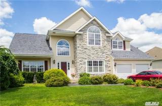 16 Clover Meadow Ct, Holtsville, NY
