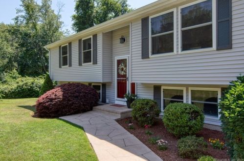 63 Carriage Hill Dr, Niantic, CT
