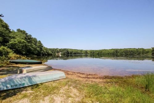 46 Lakeview Dr, Hardwich, MA 02645