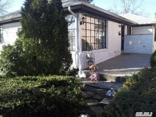 5442 Browvale Ln, Flushing NY 11362 exterior