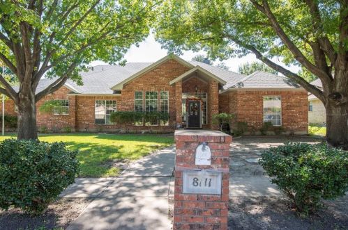 8111 Meadowside Dr, Fort Worth, TX 76116