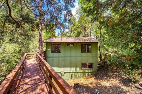 661 Clubhouse Dr, Twin Peaks, CA 92391