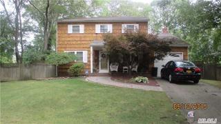 21 Concord Dr, Holtsville NY 11742 exterior