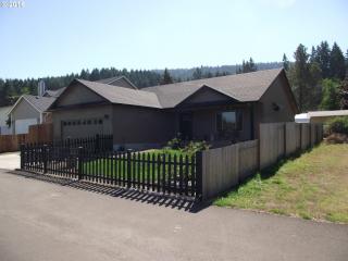 281 71st St, Springfield, OR 97478
