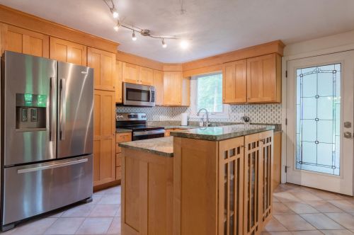 75 Chase Rd, Londonderry, NH 03053