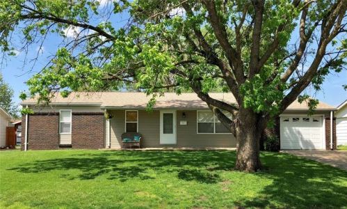 105 Rosewood Dr, Otterville, IL 62052